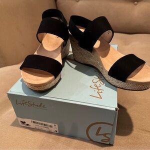 Life Stride women’s wedge sandal size 7. Basically brand new only worn once.